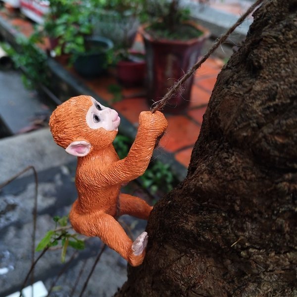 Rope Climbing Squirrel Resin Statue Figurine Ornament Home Garden Lawn Decor