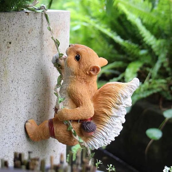 Rope Climbing Squirrel Resin Statue Figurine Ornament Home Garden Lawn Decor